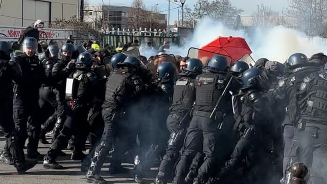 Des CRS et des manifestants le 16 mars 2023 à Vitry
