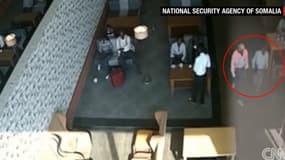 Capture d'écran tirée de la vidéo surveillance montrant des individus échanger un ordinateur portable à l'aéroport de Mogadiscio, en Somalie, avant qu'une bombe n'explose à bord d'un avion de ligne, le 2 février.