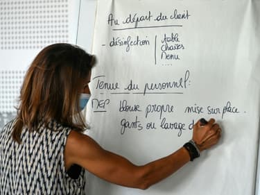 Un enseignant explique les nouvelles règles sanitaires aux étudiants de l'école hotelière 
Georges Frèche à Montpellier, le  2 juin 2020