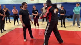 Un cours de krav-maga donné à des enseignants dans les Yvelines