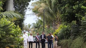 Emmanuel Macron, Muriel Penicaud et Annick Girardin visitent une farme à Petite-Ile, à La Réunion, le 25 octobre 2019