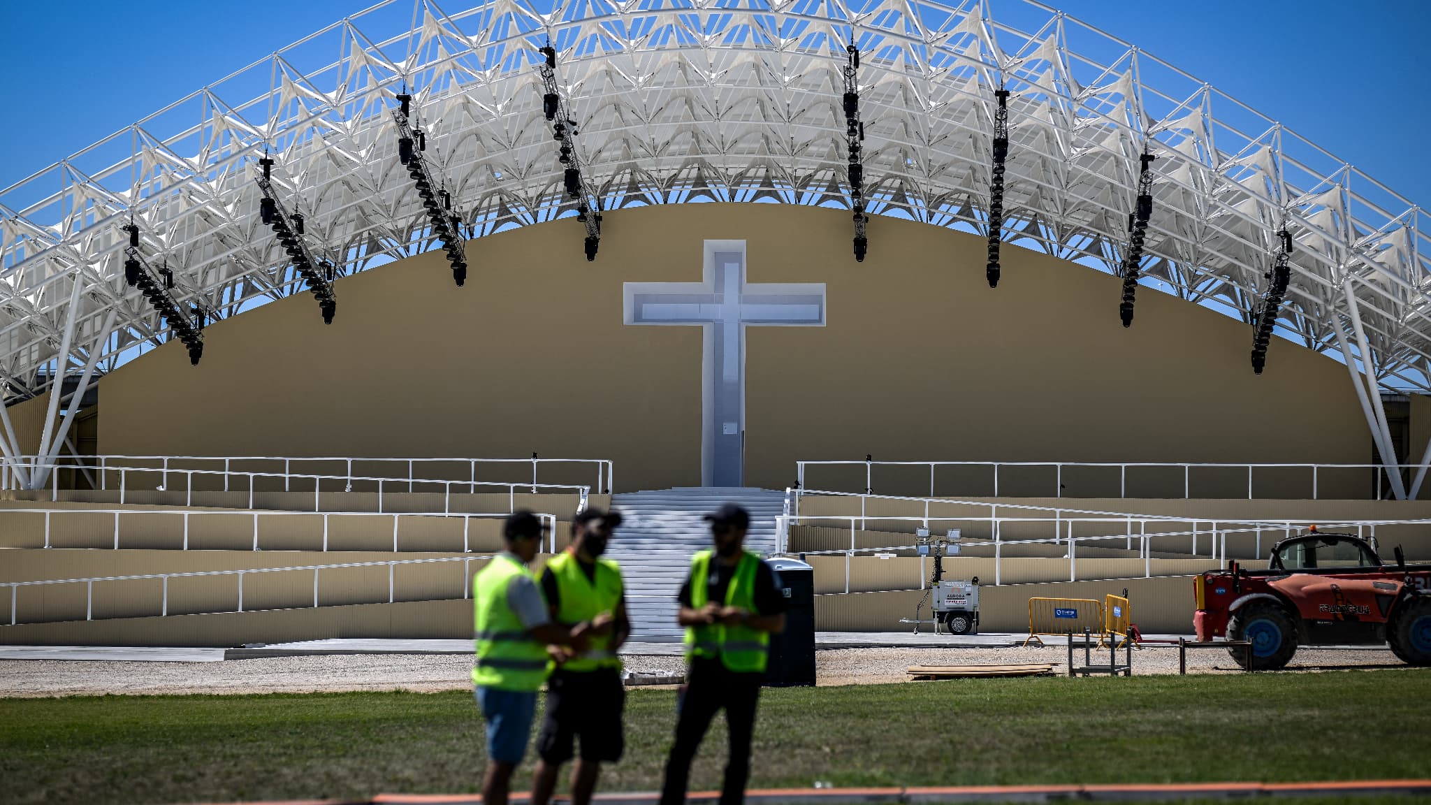 La scène principale du site des Journées mondiales de la jeunesse (JMJ) à Lisbonne, au Portugal, le 31 juillet 2023, où le pape François célébrera la messe de clôture, 