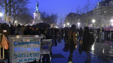 Étudiants, travailleurs et précaires mobilisés place de la République à Paris.