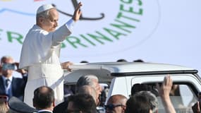 Le pape Léon XIV salue les fidèles à son arrivée pour la messe dominicale du Jubilé de la jeunesse, alors que les jeunes et les pèlerins se rassemblent dans le quartier de Tor Vergata, le 3 août  à Rome, en Italie.
