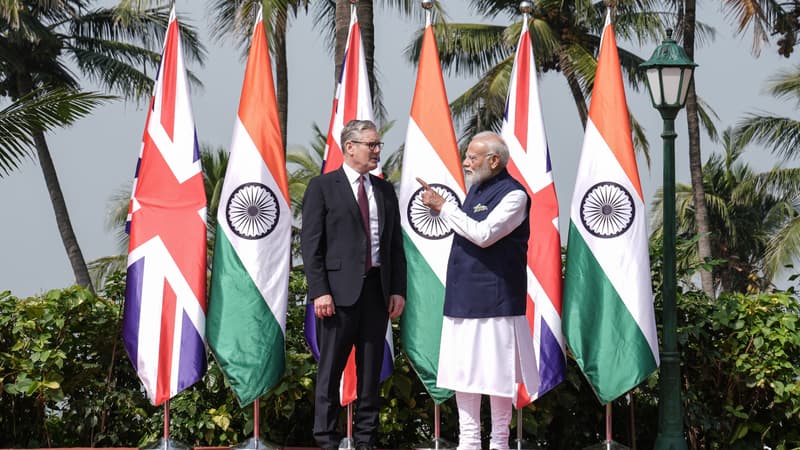 Le Premier ministre britannique Keir Starmer (à gauche) et son homologue indien Narendra Modi dans un jardin avant leur réunion bilatérale au Raj Bhavan à Mumbai le 9 octobre 2025.