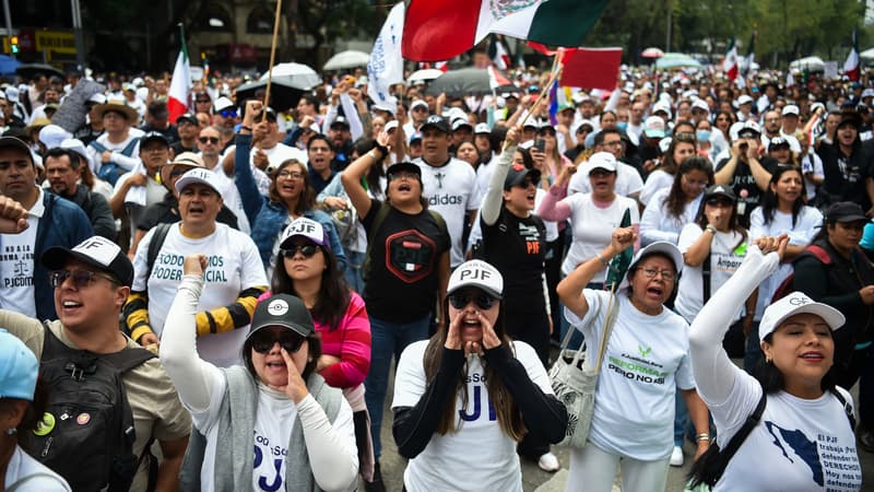 Mexique: des manifestants font irruption au Sénat, les débats sur la réforme du pouvoir judiciaire suspendus