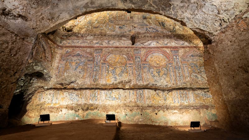 Cette photo diffusée par le ministère italien de la Culture le 12 décembre 2023 montre des mosaïques découvertes dans une luxueuse maison romaine près du Colisée.
