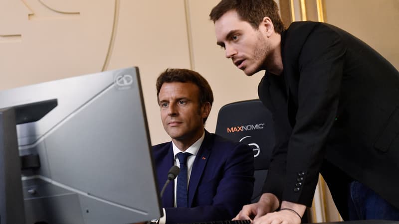 Le président de la République Emmanuel Macron joue à jeu vidéo aux côtés d'Adrien Nougaret, alias ZeratoR, lors d'une réunion d'acteurs de l'esport à l'Élysée, le 3 juin 2023.