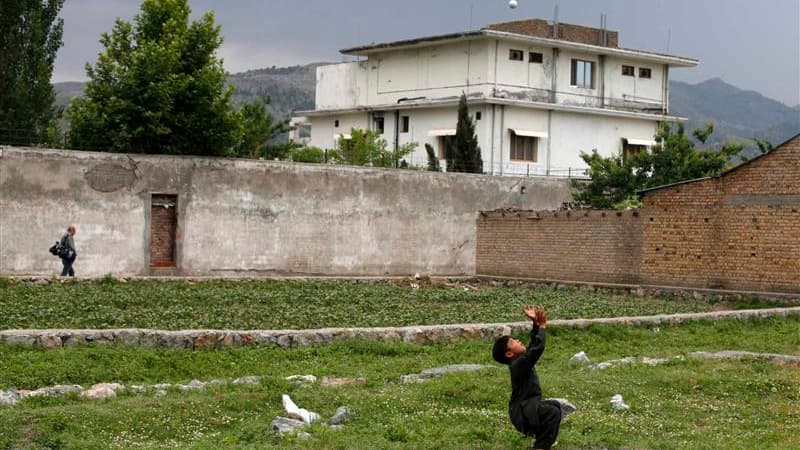 Devant la résidence d'Abottabad dans laquelle Oussama ben Laden a été tué par un commando américain en mai 2011, quelques jours après la mort de l'ancien chef d'Al Qaïda. Les forces de sécurité pakistanaises ont commencé à démolir cette maison samedi. /Ph