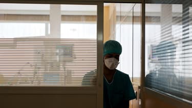 Une soignante dans le centre hospitalier Les Abymes en Guadeloupe.