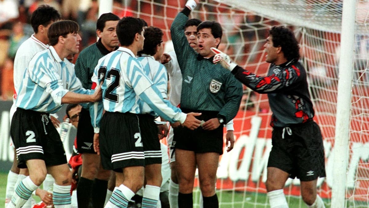 Byron Moreno (en vert) met un carton rouge à l'Argentin Marcelo Gallardo 