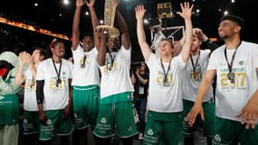 Les joueurs de Nanterre savourent leur deuxième triomphe en Coupe de France (96-79 contre Le Mans).