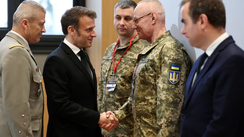 Guerre en Ukraine, défense européenne... Pourquoi Macron cultive son rôle de chef des armées