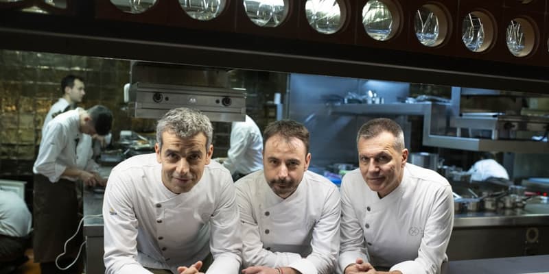 Mateu Casañas, Eduard Xatruch et Oriol Castro, chefs du restaurant Disfrutar, dans leurs cuisines à Barcelone le 29 novembre 2023