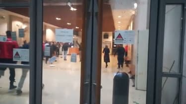 Plusieurs personnes, non masquées, applaudissent à la fin de l'évacuation de la faculté de droit par des hommes cagoulés et armés.