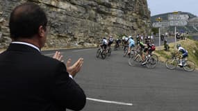 François Hollande applaudit le coureurs du Tour de France le 18 juillet.