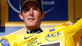 Tenu en échec la veille, Andy Schleck est parvenu à s'emparer du maillot jaune en haut de l'Alpe-d'Huez