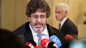Le député français Les Républicains (LR) Meyer Habib s'entretient avec des journalistes après avoir assisté à la projection d'un film israélien montrant le massacre du 7 octobre par le Hamas.