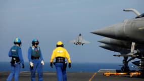 Un Rafale marine quitte le pont d'envol du porte-avions Charles-de-Gaulle le 19 décembre 2022. (Photo d'illustration)