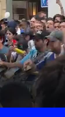 Les supporters argentins mettent l'ambiance dans les rues de Paris avant le début de la finale
