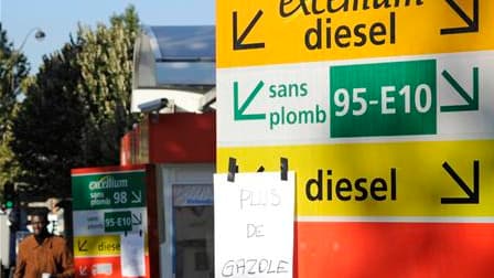 Le coût des grèves contre la réforme des retraites est estimé à 200 à 400 millions d'euros par jour, a déclaré lundi la ministre française de l'Economie, Christine Lagarde. /Photo prise le 22 octobre 2010/REUTERS/Gonzalo Fuentes