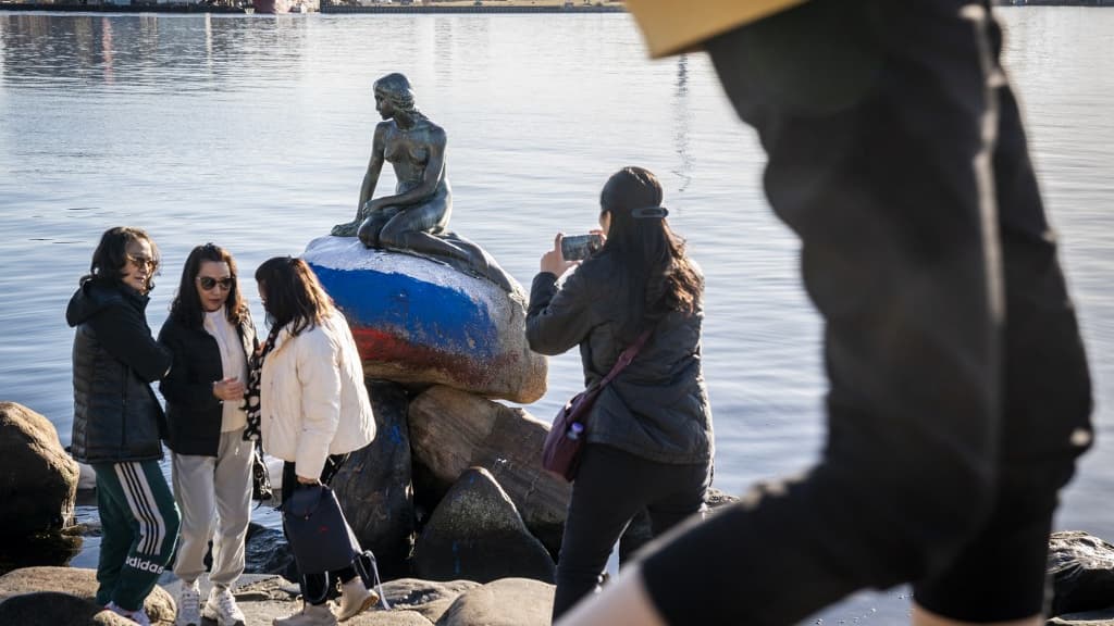 La statue de la Petite Sirène à Copenhague au Danemark vandalisée le 2 mars 2023.