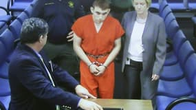 Nikolas Cruz (c), l'auteur de la fusillade du lycée de Parkland qui a fait 17 morts, comparaît devant la cour du comté de Broward, le 15 février 2018 à Fort Lauderdale, en Floride