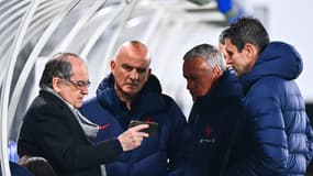Noël Le Graët avec Didier Deschamps et le staff des Bleus, le 16 novembre 2021 en Finlande