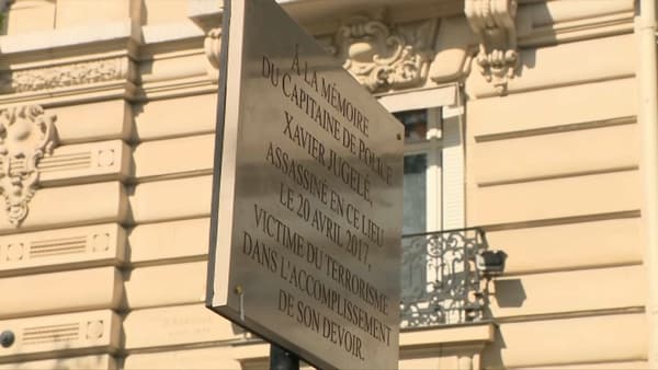 La plaque en hommage à Xavier Jugelé. 