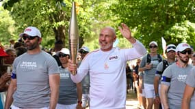 Alain Boghossian, champion du monde en 1998, a porté la flamme à Digne-les-Bains (Alpes-de-Haute-Provence) ce samedi 11 mai. 