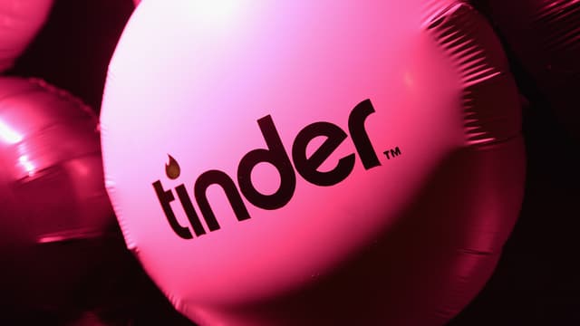 Un ballon Tinder lors d'une soirée Tinder organisée à Los Angeles par le magazine Glamour.