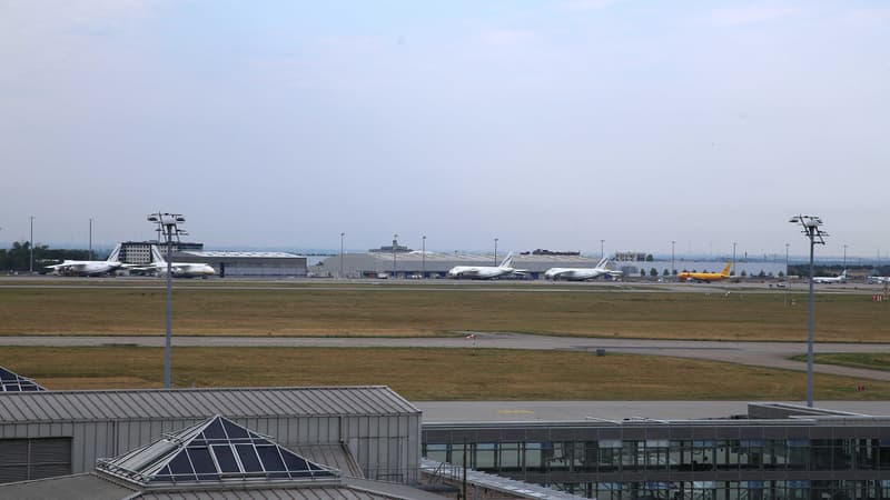 "Peu avant minuit, un objet volant non identifié a été aperçu": plusieurs avions ont été déroutés après un incident de sécurité à l'aéroport de Leipzig en Allemagne
