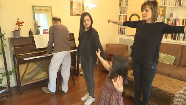Avec leur maman, Ines et Daphnée font l’exercice de sophrologie de l'’arbre.