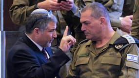 Le chef du service de sécurité intérieure Shin Bet, le général de division David Zini (à gauche), s'entretient avec le chef de l'armée israélienne, le lieutenant-général Eyal Zamir (à droite) à la Knesset, le parlement israélien, le 13 otobre 2025 à Jérusalem (Israël).