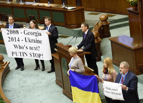 Les membres de la délégation ukrainienne interrompent la prise de parole d'un représentant russe lors de l'Assemblée parlementaire de l'OCEMN, en 2015 en Roumanie