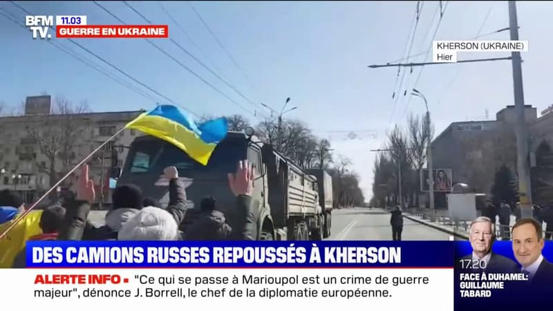 À Kherson, ville assiégée par les russes depuis 2 semaines, des manifestants ukrainiens résistent face aux camions ennemis