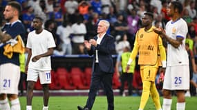 Didier Deschamps salue les supporters de l'équipe de France après l'élimination en demi-finale de l'Euro 2024