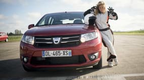 Enora Malagré, invitée de la 3e saison de Top Gear France, à côté de la voiture raisonnablement peu coûteuse.