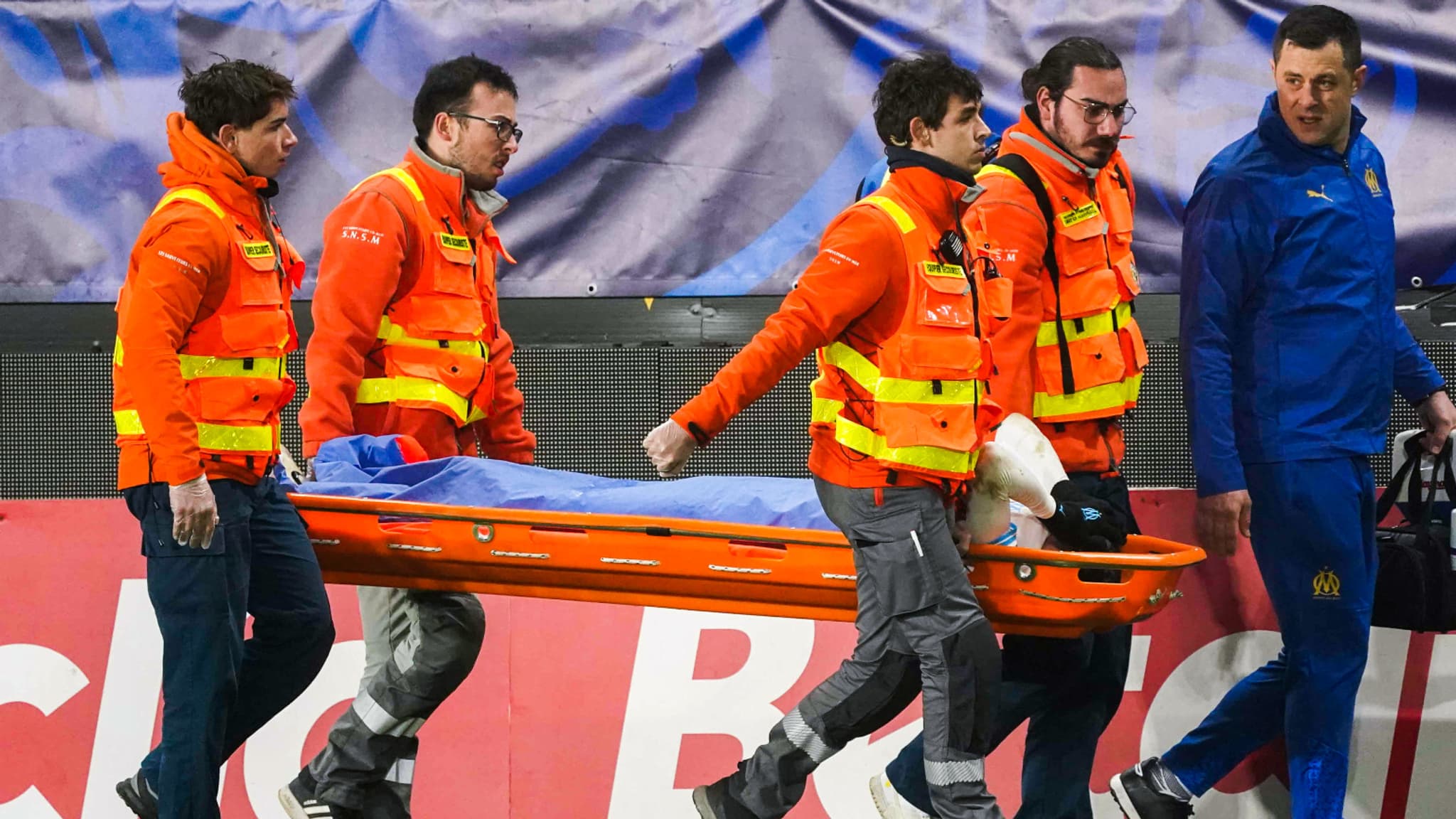 Bilal Nadir évacué sur civière lors de Rennes-OM, le 21 janvier 2024 Bilal Nadir évacué sur civière lors de Rennes-OM, le 21 janvier 2024