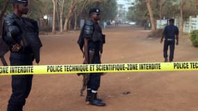 Des policiers gardent le périmètre où un attentat a été commis près du bar La Terrasse à Bamako, au Mali, le 7 mars 2015.