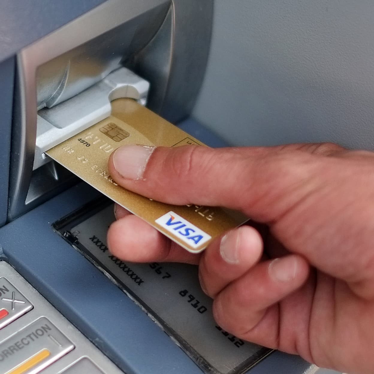 Suisse: le distributeur délivre le double de la somme demandée, sans  débiter les comptes