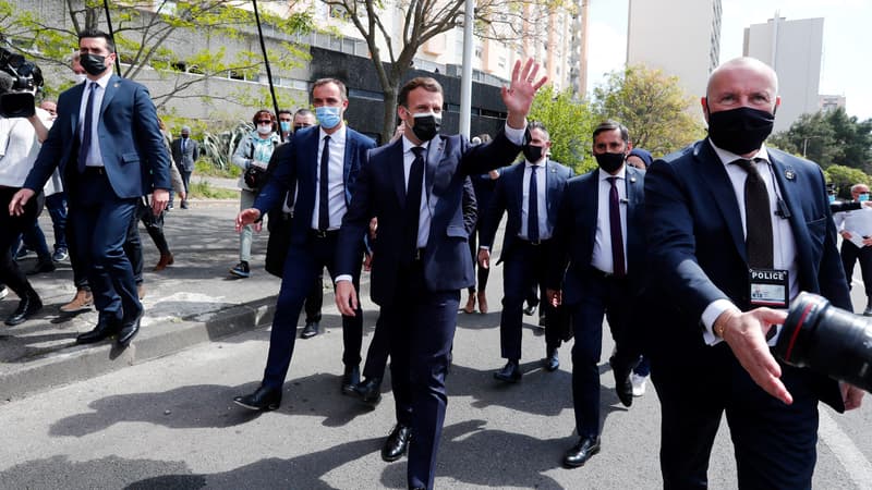 Emmanuel Macron entouré de gardes du corps lors d'un déplacement à Montpellier, en avril 2021. 
