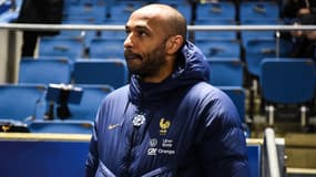 Thierry Henry pensif lors d'un match des Espoirs en novembre 2023