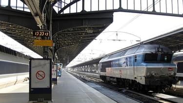 Quatre syndicats de cheminots ont déposé un préavis de grève pour le 13 juin afin d'appuyer leurs revendications, à la veille d'une communication en Conseil des ministres sur le projet de réforme du système ferroviaire. /Photo d'archives/REUTERS/Charles P