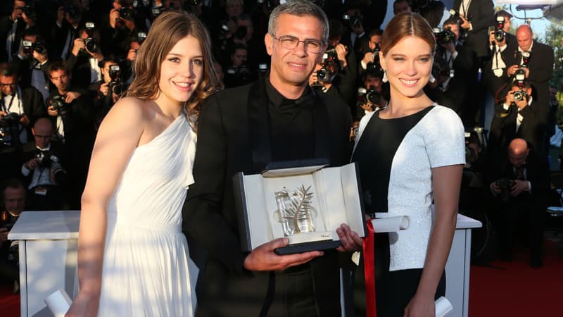 Abdellatif Kechiche, entouré des actrices Adele Exarchopoulos et Léa Seydoux, reçoit la Palme d'Or en 2013