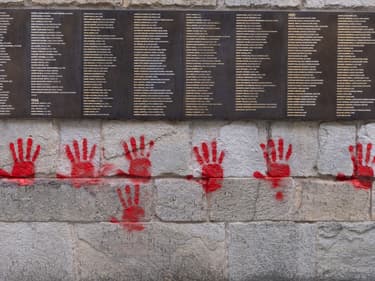 Des mains rouges taguées au Mémorial de la Shoah, à Paris, le 14 mai 2024