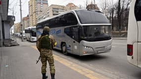 Un bus quitte Kiev avec à son bord des familles pour prendre la direction de la Pologne et de l'Allemagne, le 5 mars 2022.