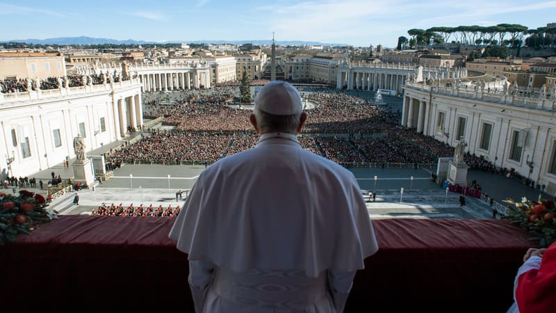 Le pape François devant une foule de fidèles à la basilique Saint-Pierre, au Vatican, le 25 décembre 2018. (Photo d'illustration)