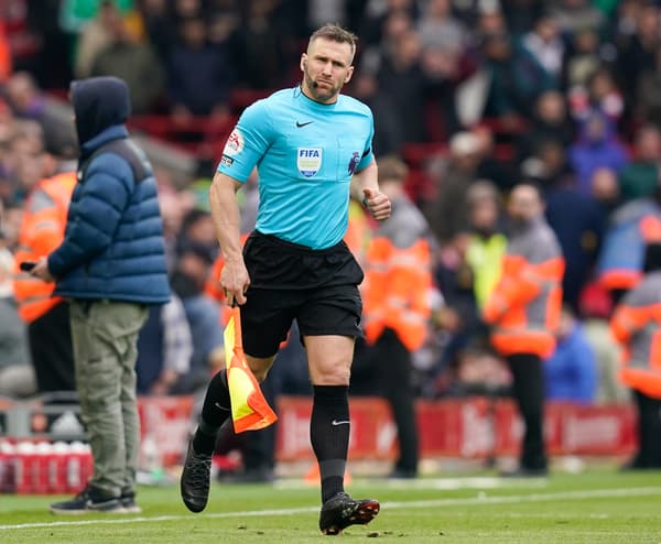 L'arbitre de touche anglais Constantine Hatzidakis accusé d'avoir asséné un coup de coude à Andrew Robertson L'arbitre de touche anglais Constantine Hatzidakis accusé d'avoir asséné un coup de coude à Andrew Robertson
