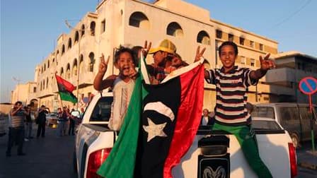 Devant le QG de Mouammar Kadhafi à Tripoli. Les insurgés libyens se sont emparés de Bab al Aziziah, le quartier général de Mouammar Kadhafi en plein coeur de Tripoli, mais leur triomphe n'est toujours pas complet ce mercredi matin, des fusillades et des c